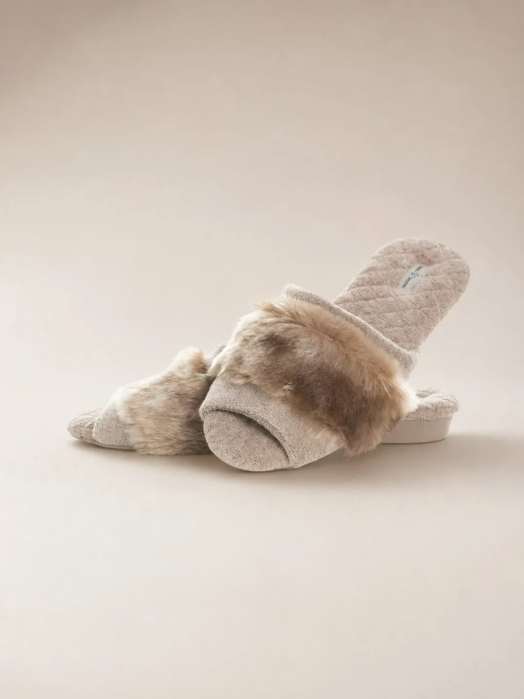 PANTUFA KARINA COM PELINHOS