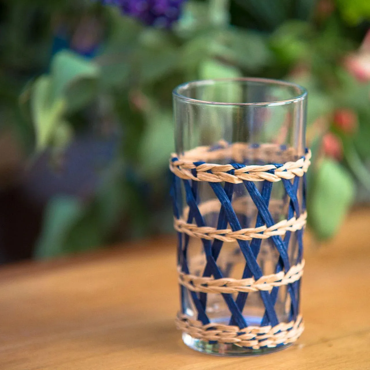 JOGO 6 COPOS DE VIDRO E DETALHE RATTAN NATURAL COM AZUL