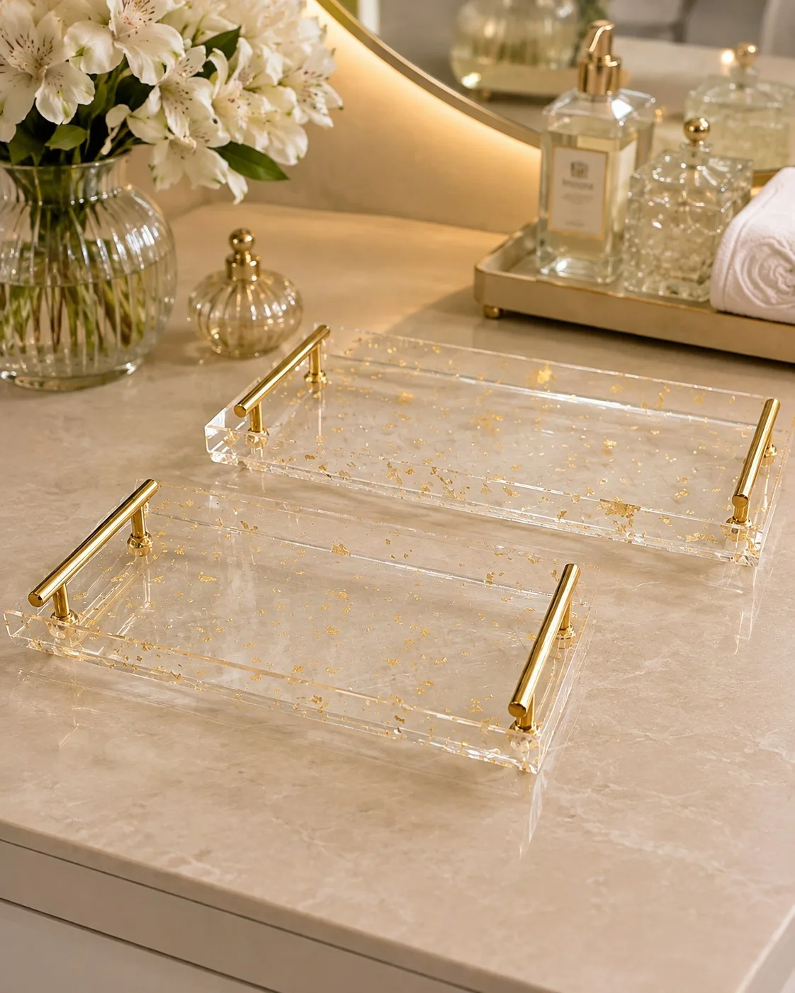 KIT 2 BANDEJAS  TRANPARENTES COM DETALHE EM DOURADO