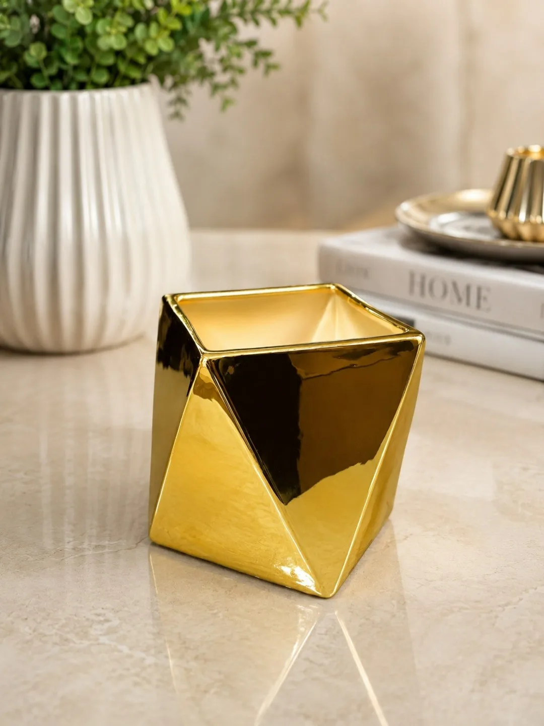 vaso geometrico dourado