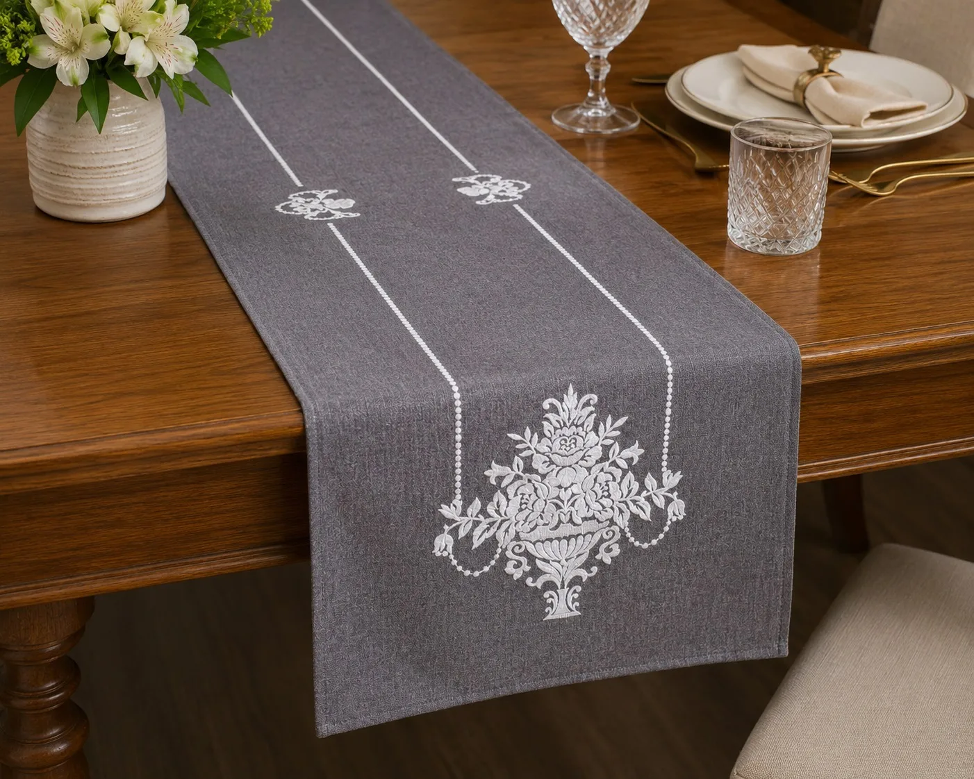 caminho de mesa grafite com bordado branco