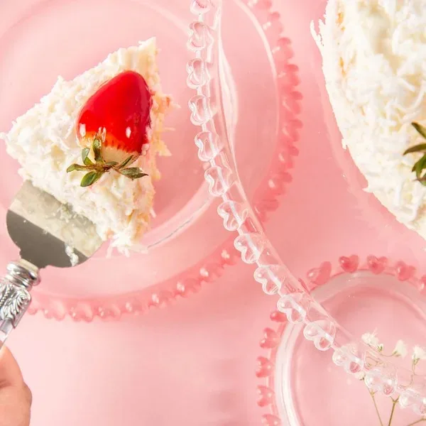 PRATO DE SOBREMESA COM DETALHE EM CORAÇÃO