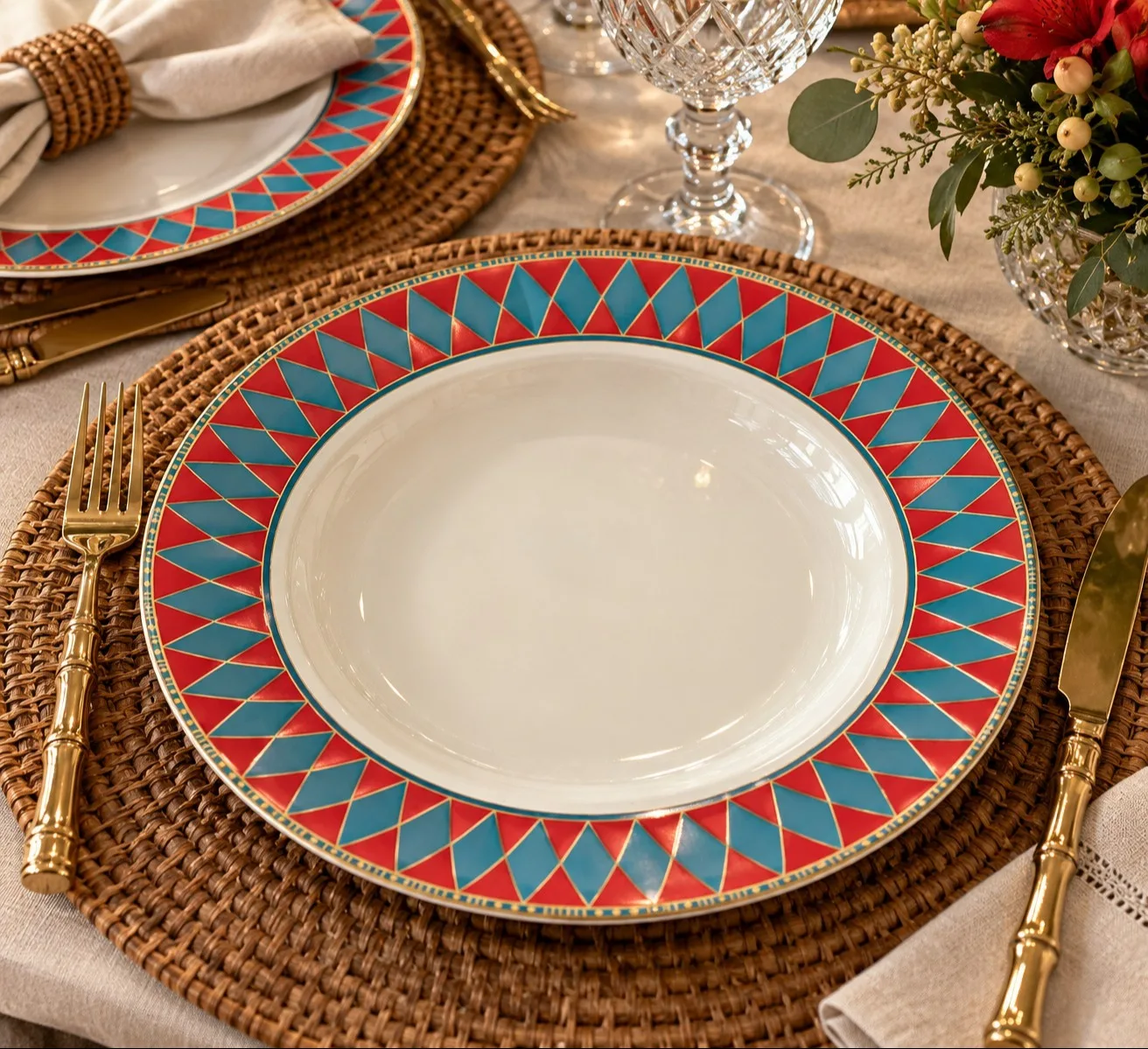 JOGO 6 PRATOS RASO EM PORCELANA DETALHE LOSANGO AZUL E VERMELHO